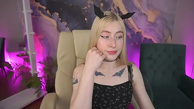 Snapshot of MelaniiePlay chatting on 05-25-26, 01:17 MelaniiePlay online show from 05-25-26, 01:17