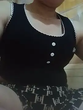 Snapshot of -Luni- chatting on 05-17-26, 06:26 -Luni- online show from 05-17-26, 06:26