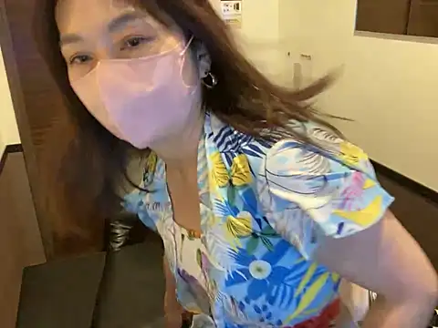 Snapshot of lemonade_madame chatting on 06-12-26, 12:15 lemonade madame online show from 06-12-26, 12:15