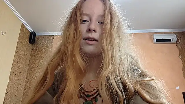 Snapshot of KateVibe_01 chatting on 07-10-26, 05:01 KateVibe 01 online show from 07-10-26, 05:01