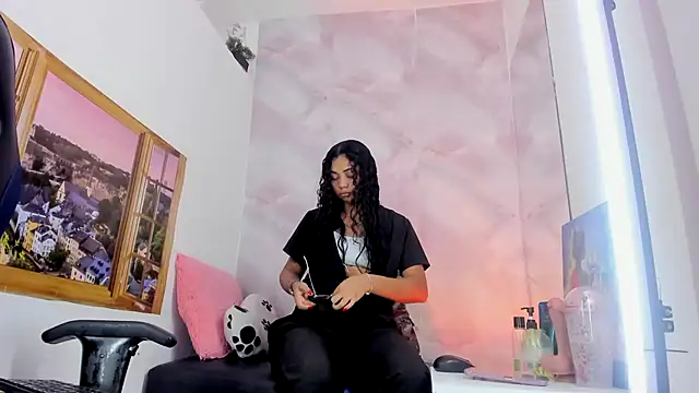 Snapshot of EllyBloom chatting on 06-15-26, 01:13 EllyBloom online show from 06-15-26, 01:13