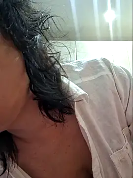 Snapshot of LaliaMia chatting on 11-18-25, 02:06 LaliaMia online show from 11-18-25, 02:06