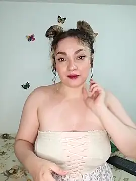 Snapshot of honey_hornie chatting on 04-17-26, 01:30 honey hornie online show from 04-17-26, 01:30