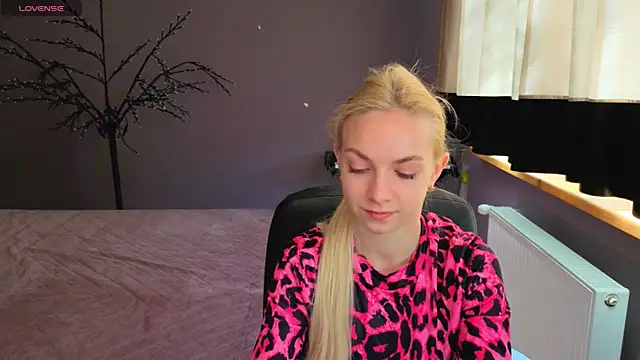 Snapshot of SonnySofia chatting on 05-05-26, 05:37 SonnySofia online show from 05-05-26, 05:37