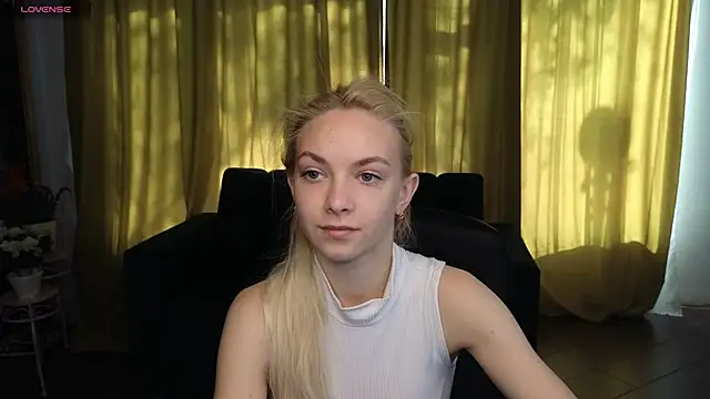 Snapshot of SonnySofia chatting on 05-06-26, 05:35 SonnySofia online show from 05-06-26, 05:35