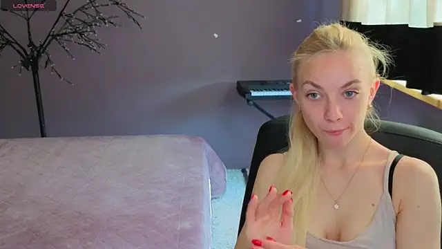 Snapshot of SonnySofia chatting on 05-18-26, 05:46 SonnySofia online show from 05-18-26, 05:46