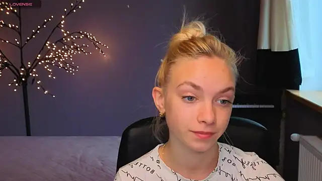 Snapshot of SonnySofia chatting on 05-27-26, 05:37 SonnySofia online show from 05-27-26, 05:37