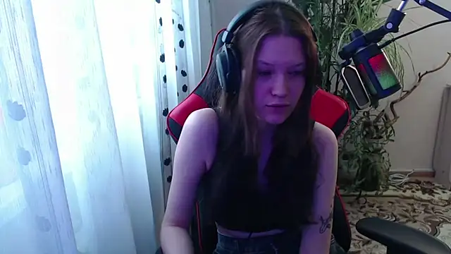 Snapshot of PunyKnee chatting on 04-28-26, 01:05 PunyKnee online show from 04-28-26, 01:05