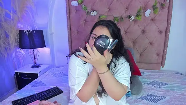 Snapshot of ROSELEI_ chatting on 05-27-26, 04:31 ROSELEI online show from 05-27-26, 04:31