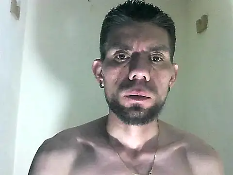 Snapshot of thomas2wood chatting on 06-08-26, 01:28 thomas2wood online show from 06-08-26, 01:28