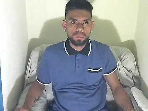 Snapshot of thomas2wood chatting on 06-12-26, 03:05 thomas2wood online show from 06-12-26, 03:05