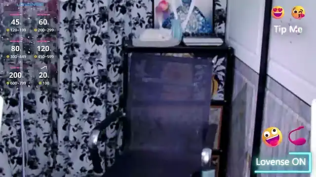 Snapshot of small-se chatting on 04-14-26, 12:44 small-se online show from 04-14-26, 12:44