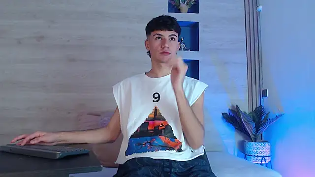 Snapshot of Logan_Steel chatting on 07-07-26, 04:15 Logan Steel online show from 07-07-26, 04:15