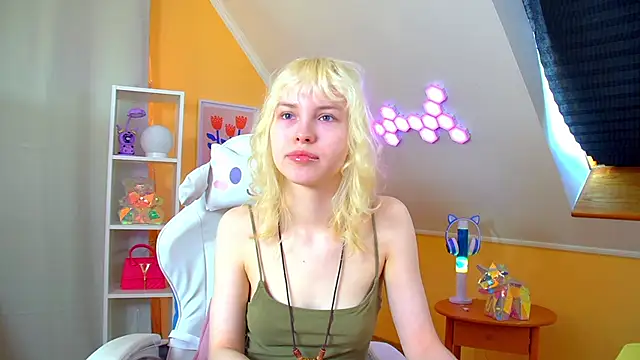 Snapshot of HannahHollis chatting on 04-24-26, 06:16 HannahHollis online show from 04-24-26, 06:16