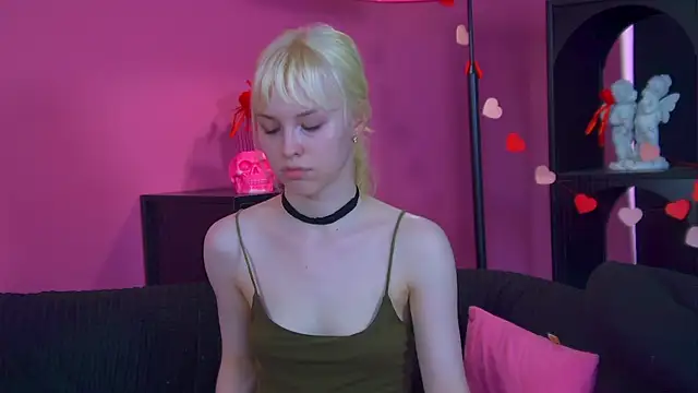 Snapshot of HannahHollis chatting on 06-27-26, 12:44 HannahHollis online show from 06-27-26, 12:44