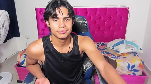 Snapshot of skinny_sam chatting on 07-10-26, 04:39 skinny sam online show from 07-10-26, 04:39