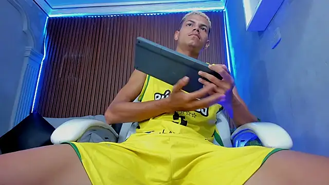 Snapshot of Omen20_ chatting on 04-11-26, 11:14 Omen20 online show from 04-11-26, 11:14