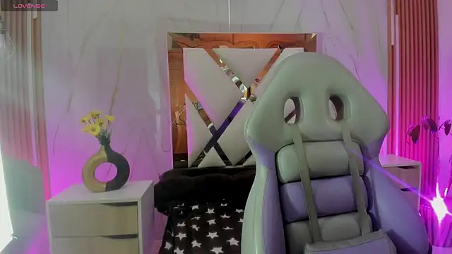 Snapshot of phamelaa_1 chatting on 04-10-26, 04:06 phamelaa 1 online show from 04-10-26, 04:06