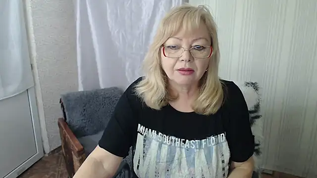 Snapshot of LavandaMay chatting on 04-20-26, 08:28 LavandaMay online show from 04-20-26, 08:28