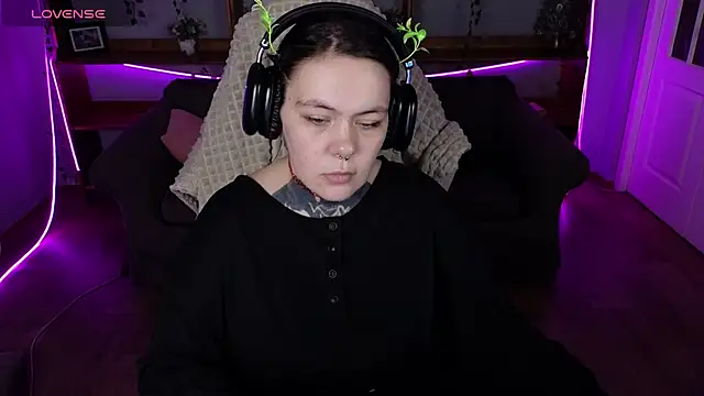 Snapshot of QwertyAnnie_Lbo chatting on 04-19-26, 03:00 QwertyAnnie Lbo online show from 04-19-26, 03:00