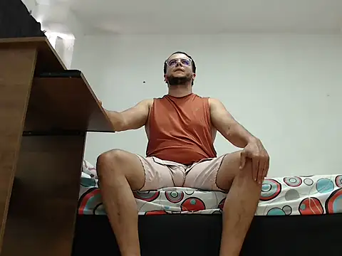 Snapshot of Masterboy00 chatting on 04-11-26, 04:00 Masterboy00 online show from 04-11-26, 04:00