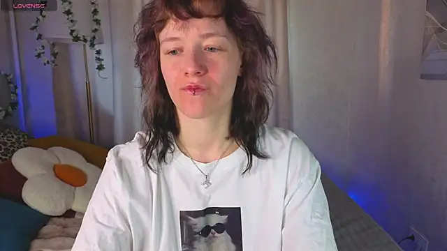 Snapshot of Ricki_Bloom chatting on 05-01-26, 01:10 Ricki Bloom online show from 05-01-26, 01:10