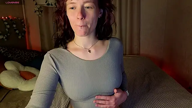 Snapshot of Ricki_Bloom chatting on 05-11-26, 02:45 Ricki Bloom online show from 05-11-26, 02:45