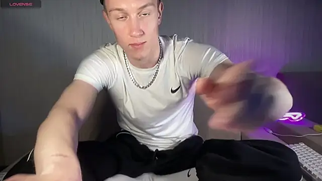 Snapshot of Travis_Gracile chatting on 06-19-26, 09:02 Travis Gracile online show from 06-19-26, 09:02