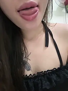 Snapshot of Neo-baby chatting on 05-07-26, 02:33 Neo-baby online show from 05-07-26, 02:33