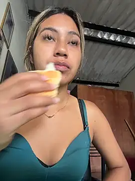 Snapshot of Kimmiebellarie chatting on 06-14-26, 04:53 Kimmiebellarie online show from 06-14-26, 04:53