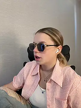 Snapshot of KimEvanss chatting on 06-27-26, 05:12 KimEvanss online show from 06-27-26, 05:12