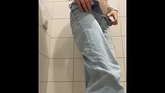 Snapshot of messybun28 chatting on 04-12-26, 02:00 messybun28 online show from 04-12-26, 02:00