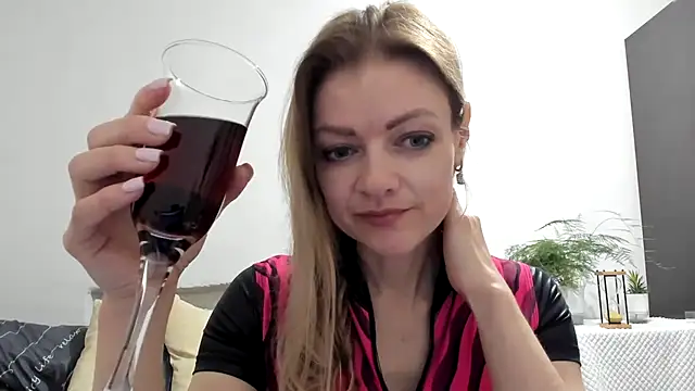 Snapshot of Severina7 chatting on 04-17-26, 07:39 Severina7 online show from 04-17-26, 07:39