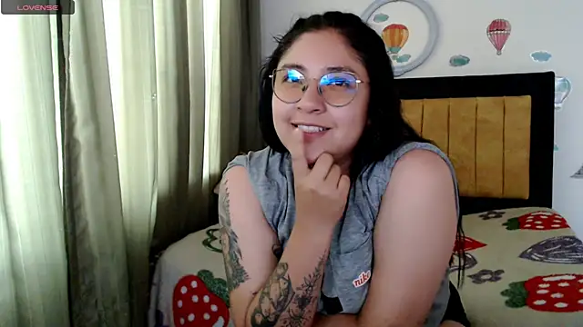 Snapshot of MAYEXS chatting on 04-12-26, 10:15 MAYEXS online show from 04-12-26, 10:15