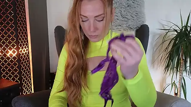 Snapshot of Sharon_Red chatting on 10-31-25, 11:33 Sharon Red online show from 10-31-25, 11:33