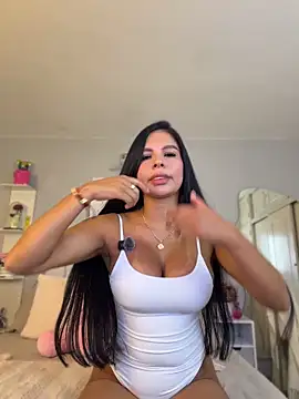 Snapshot of Elara_Luxe chatting on 05-15-26, 09:44 Elara Luxe online show from 05-15-26, 09:44