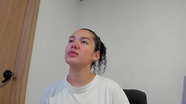 Snapshot of MiaRouseex chatting on 05-19-26, 04:19 MiaRouseex online show from 05-19-26, 04:19