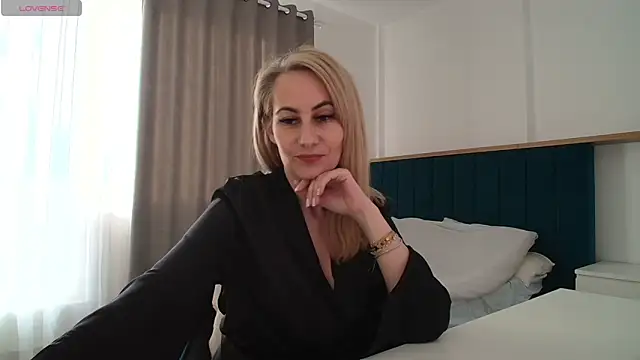 Snapshot of AdellynRose chatting on 05-19-26, 04:24 AdellynRose online show from 05-19-26, 04:24