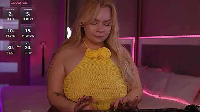 Snapshot of LisaLove3 chatting on 05-17-26, 08:01 LisaLove3 online show from 05-17-26, 08:01