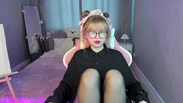 Helen Carson online show from 04-21-26, 01:42