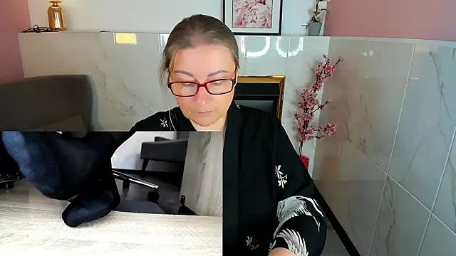 Alexandra Kind online show from 06-17-26, 01:52
