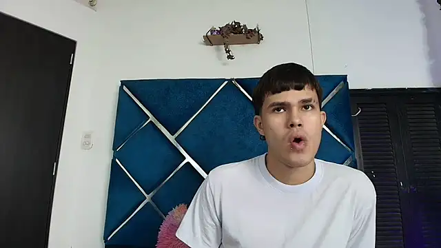 Snapshot of EdwinBoys chatting on 06-05-26, 01:28 EdwinBoys online show from 06-05-26, 01:28