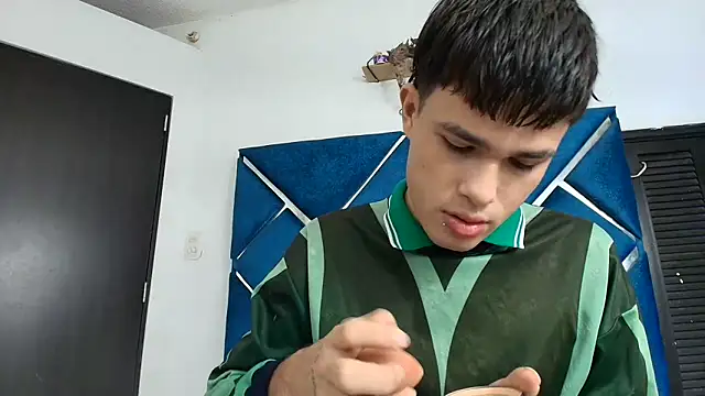 Snapshot of EdwinBoys chatting on 06-10-26, 01:43 EdwinBoys online show from 06-10-26, 01:43