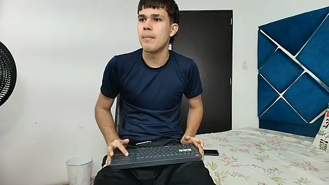 Snapshot of EdwinBoys chatting on 06-12-26, 01:10 EdwinBoys online show from 06-12-26, 01:10