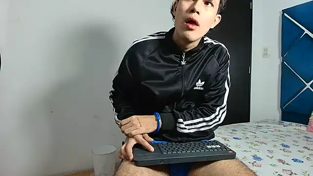 Snapshot of EdwinBoys chatting on 06-20-26, 02:09 EdwinBoys online show from 06-20-26, 02:09