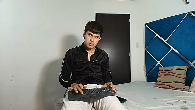 Snapshot of EdwinBoys chatting on 07-09-26, 01:26 EdwinBoys online show from 07-09-26, 01:26