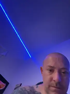 Whosdiss online show from 05-22-26, 04:52