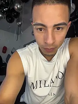 Snapshot of willclayy chatting on 07-15-26, 12:32 willclayy online show from 07-15-26, 12:32
