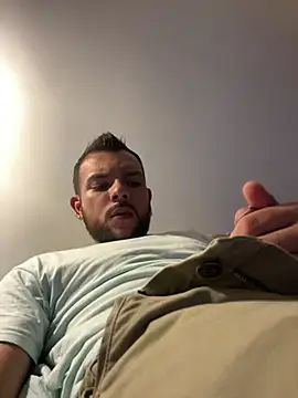 Snapshot of Simon_Brown chatting on 05-17-26, 03:48 Simon Brown online show from 05-17-26, 03:48