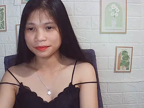 Snapshot of -Lucie-e chatting on 05-18-26, 04:13 -Lucie-e online show from 05-18-26, 04:13